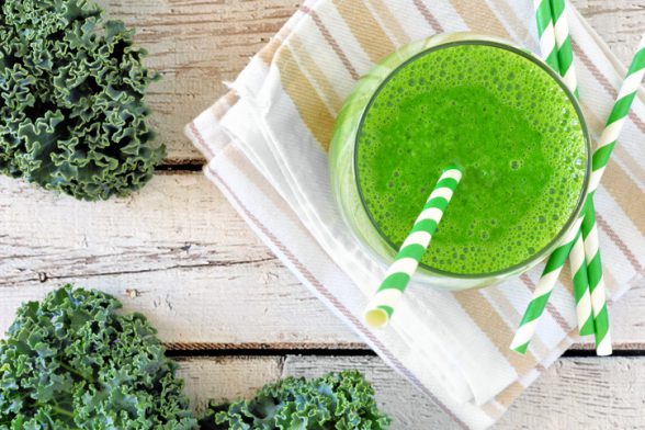 Gör en grön smoothie med vetegroddar